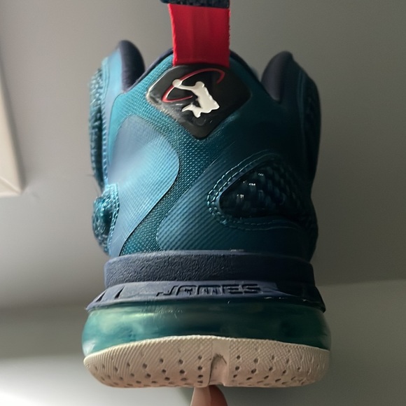 Lebron 9 swingman. A Little bit scuffs. Size 9us. - Picture 2 of 5